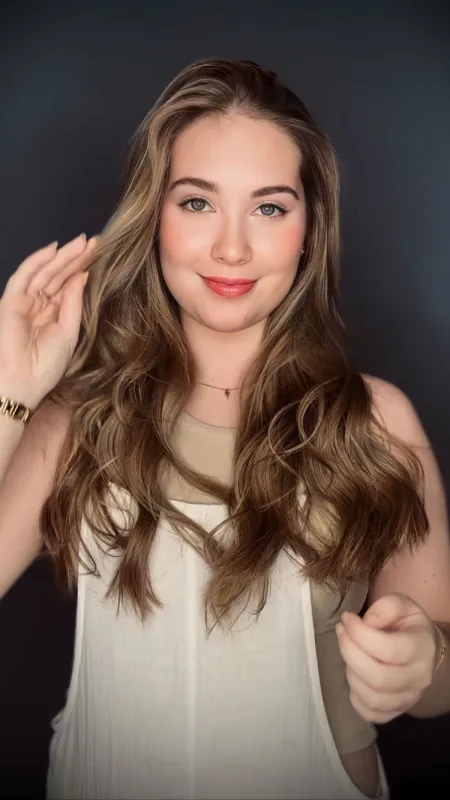 mujer joven con pelo teñido con mechas mirando a la cámara