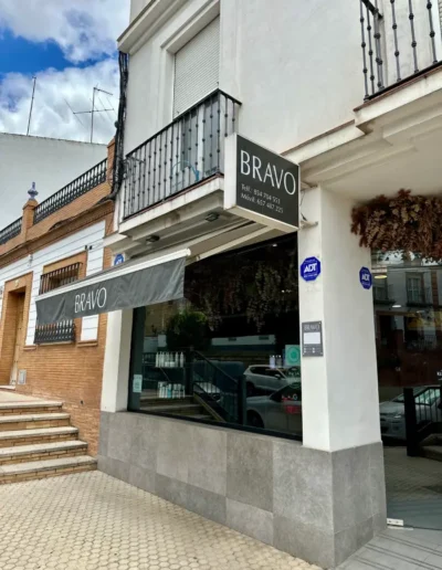 Fachada principal de peluquería en Castilleja de la Cuesta - Sevilla